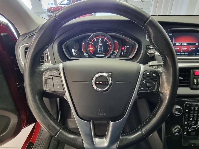 VOLVO V40 2017 T2 Business aut / Webasto / Koukku / Tutka / Vähän Ajettu!
