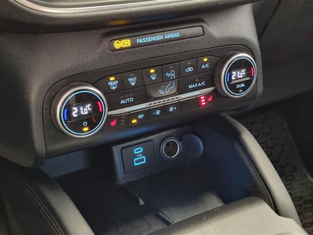 FORD Kuga 2020 1,5 EcoBlue 120hv A8 FWD Titanium Launch Edition / Koukku / ACC / Keyless / Webasto / P-Kamera