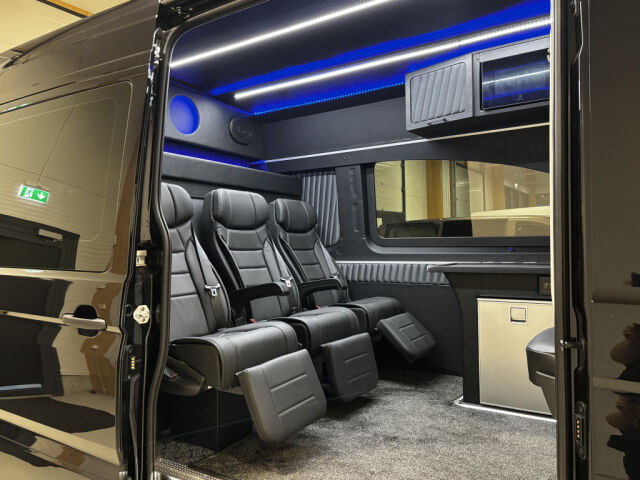 VOLKSWAGEN CRAFTER 2025 2.0TDI 177HV AUTOM. 4MOTION 2+3 M-A SIS ALV! *VARASTOSSA HETI UUSI FACELIFT*