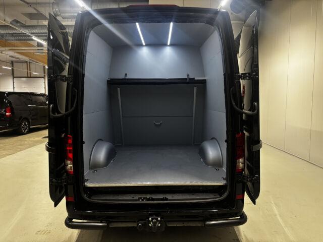 VOLKSWAGEN CRAFTER 2025 2.0TDI 177HV AUTOM. 4MOTION 2+3 M-A SIS ALV! *VARASTOSSA HETI UUSI FACELIFT*