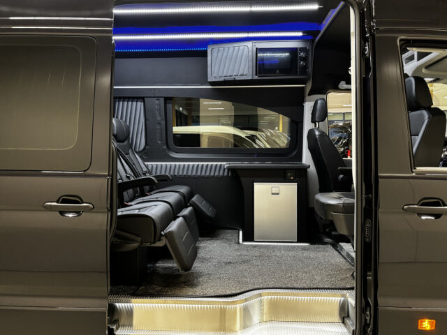 VOLKSWAGEN CRAFTER 2025 2.0TDI 177HV AUTOM. 4MOTION 2+3 M-A SIS ALV! *VARASTOSSA HETI UUSI FACELIFT*