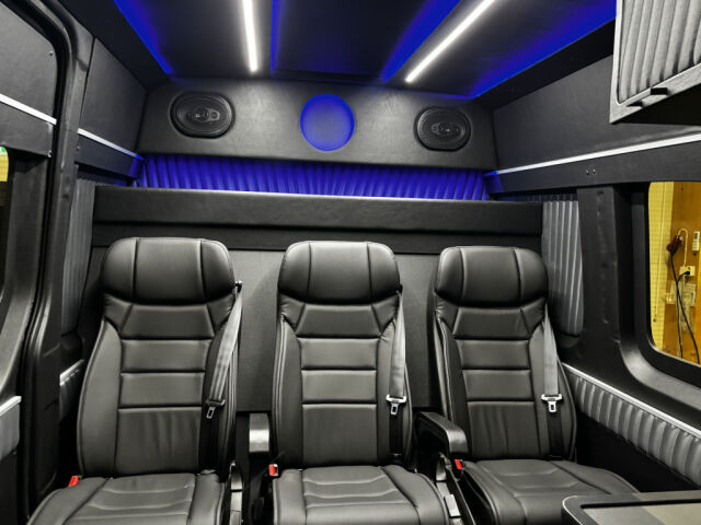 VOLKSWAGEN CRAFTER 2025 2.0TDI 177HV AUTOM. 4MOTION 2+3 M-A SIS ALV! *VARASTOSSA HETI UUSI FACELIFT*