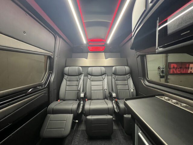 VOLKSWAGEN CRAFTER 2025 2.0TDI 177HV AUTOM. 4MOTION XXL 2+3 M-A SIS ALV! *UUSI FACELIFT HETI VARASTOSSA*