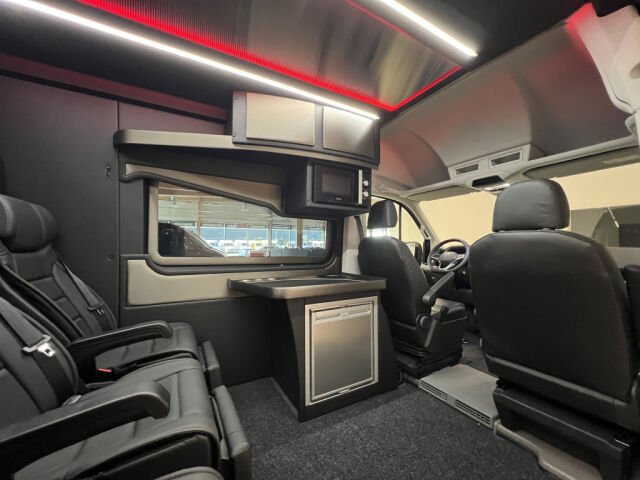 VOLKSWAGEN CRAFTER 2025 2.0TDI 177HV AUTOM. 4MOTION XXL 2+3 M-A SIS ALV! *UUSI FACELIFT HETI VARASTOSSA*