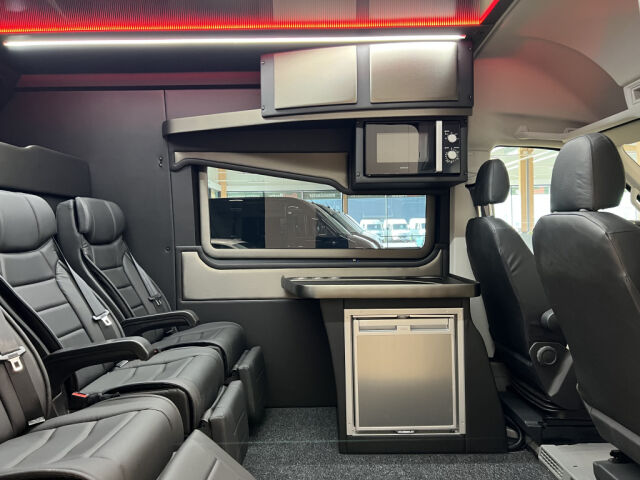 VOLKSWAGEN CRAFTER 2025 2.0TDI 177HV AUTOM. 4MOTION XXL 2+3 M-A SIS ALV! *UUSI FACELIFT HETI VARASTOSSA*