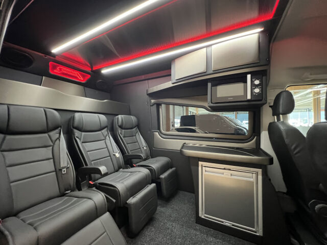 VOLKSWAGEN CRAFTER 2025 2.0TDI 177HV AUTOM. 4MOTION XXL 2+3 M-A SIS ALV! *UUSI FACELIFT HETI VARASTOSSA*