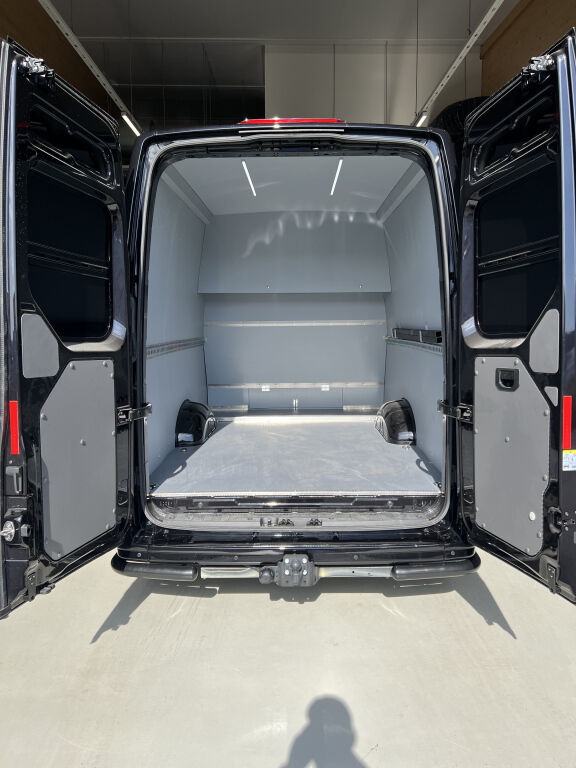 VOLKSWAGEN CRAFTER 2025 2.0TDI 177HV AUTOM. 4MOTION XXL 2+3 M-A SIS ALV! *UUSI FACELIFT HETI VARASTOSSA*