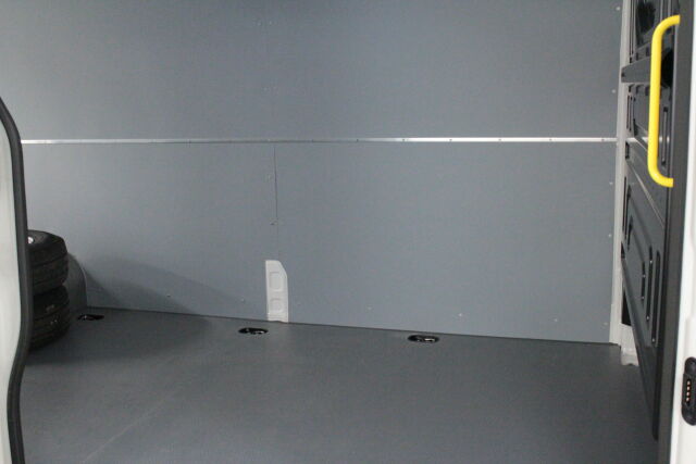 Volkswagen Crafter 2025 35 umpipakettiauto 2,0 TDI 130 kW 8at, 4490