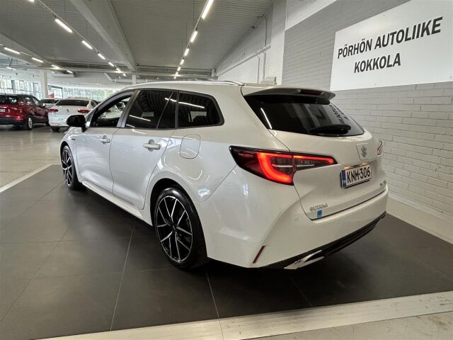 SUZUKI Swace 2023 1,8 HYBRID 2WD GLX CVT-aut / Hieno helmiäisvalkoinen Suzuki! / 1-om / Takuu / 2 x renkaat /