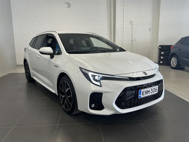 SUZUKI Swace 2023 1,8 HYBRID 2WD GLX CVT-aut / Hieno helmiäisvalkoinen Suzuki! / 1-om / Takuu / 2 x renkaat /