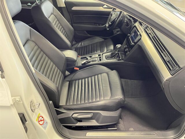 VOLKSWAGEN Passat 2017 Variant Highline 2,0 TDI 140 kW (190 hv) 4MOTION DSG-aut. / R-Line / ACC / Koukku / Todella hieno!