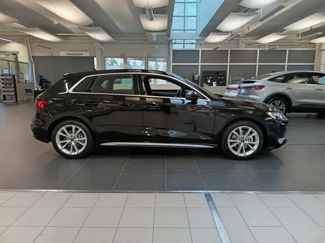 Audi A3 2025 Sportback TFSI 110 kW Plus. Nyt 3 vuoden jatkoturva veloituksetta.