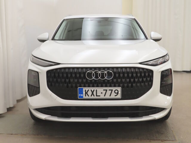 Audi Q3 2025 TFSI quattro 150 kW: Puhdas bensiini neliveto viiden vuoden tehdastakuulla!