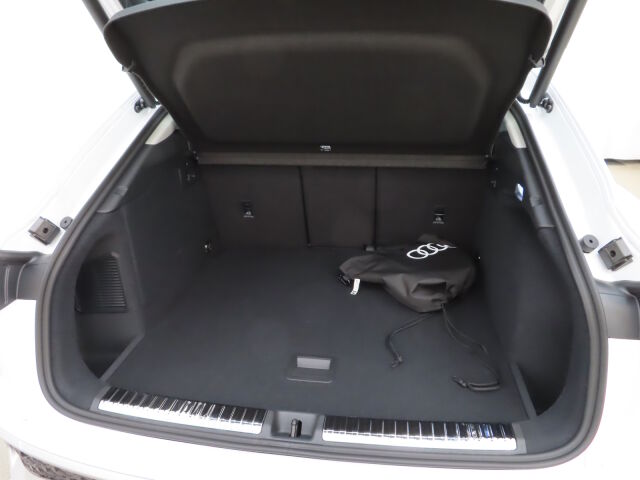 Audi Q3 2026 Sportback e-hybrid 200 kW: Tehdastakuu viisi vuotta/100 000km.