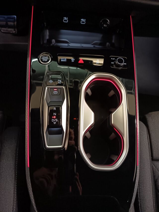 Audi A6 2026 Avant e-hybrid quattro 220 kW, Jatkoturva 3 v. / 150.000km joten viisivuotta huoletonta ajoa.