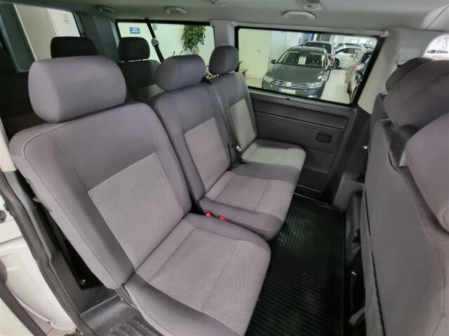 VOLKSWAGEN Caravelle 2013 Comfortline pitkä 2,0 TDI 103 kW 4Motion 3200 kg / 9-Paikkainen / Webasto / Koukku