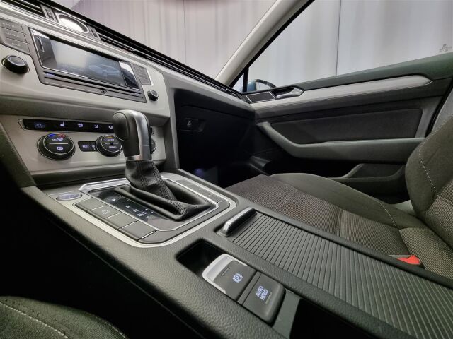 VOLKSWAGEN Passat 2016 Variant Comfortline 1,6 TDI 88 kW (120 hv) DSG * Vetokoukku, Moottorinlämmitin, Pysäköintitutka *