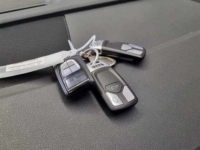 AUDI Q5 2017 Business Sport 2,0 TDI 140 kW quattro S tronic / Matrix / P-Kamera / Navi / Koukku /