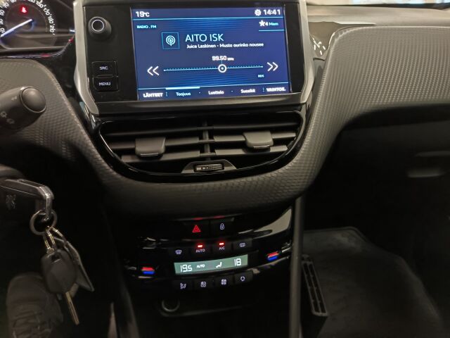 PEUGEOT 2008 2018 Motion PureTech 110 Aut. ** VÄHÄN MAKIAMPI PIKKULEIJONA JA VIELÄ AUTOMAATTIKI AIAI SENTÄÄN!!