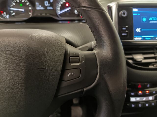 PEUGEOT 2008 2018 Motion PureTech 110 Aut. ** VÄHÄN MAKIAMPI PIKKULEIJONA JA VIELÄ AUTOMAATTIKI AIAI SENTÄÄN!!