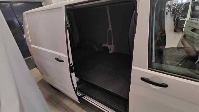 VOLKSWAGEN Transporter 6.1 2022 umpipakettiauto Pitkä 2,0 TDI 110 kW DSG  * Vetokoukku / P-kamera / Alv. / Webasto *