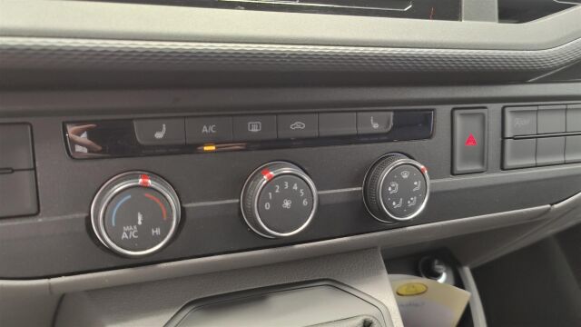 VOLKSWAGEN Transporter 6.1 2022 umpipakettiauto Pitkä 2,0 TDI 110 kW DSG  * Vetokoukku / P-kamera / Alv. / Webasto *