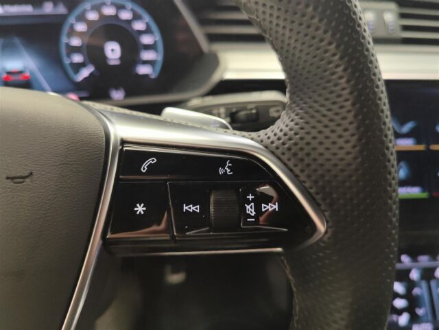 Audi Q8 e-tron 2023 Sportback 55 quattro Progress S line * 1 omistaja / Vetokoukku / ACC / P-kamera / Navi / Bang & Oluf