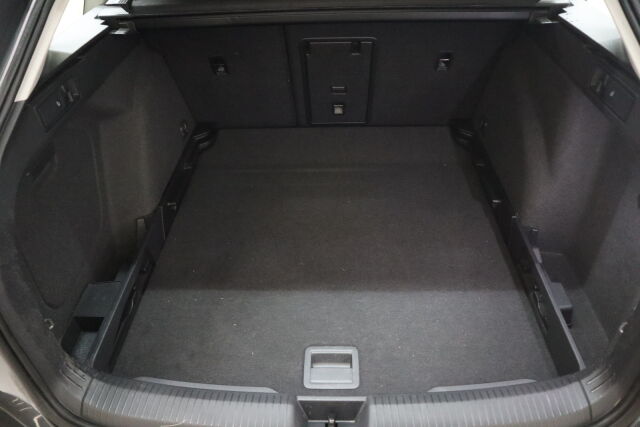 VOLKSWAGEN Golf 2022 Variant Comfort Business 1,0 eTSI (MHEV) 81 kW DSG-automaatti