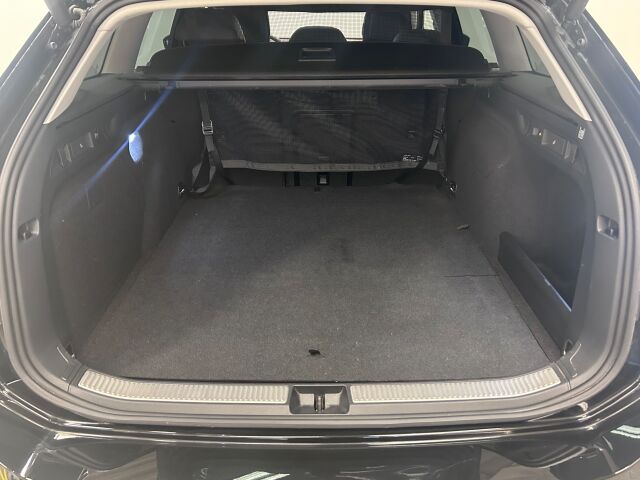 VOLKSWAGEN Passat 2025 Variant Elegance eHybrid 200 kW DSG-automaatti. Yhdeltä omistajalta. Vetokoukku
