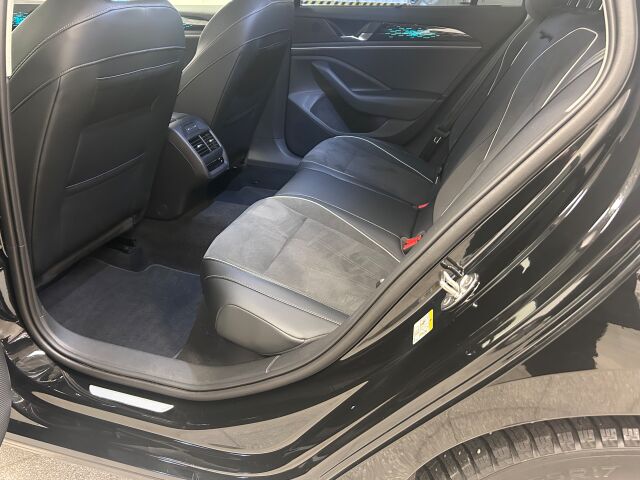 VOLKSWAGEN Passat 2025 Variant Elegance eHybrid 200 kW DSG-automaatti. Yhdeltä omistajalta. Vetokoukku