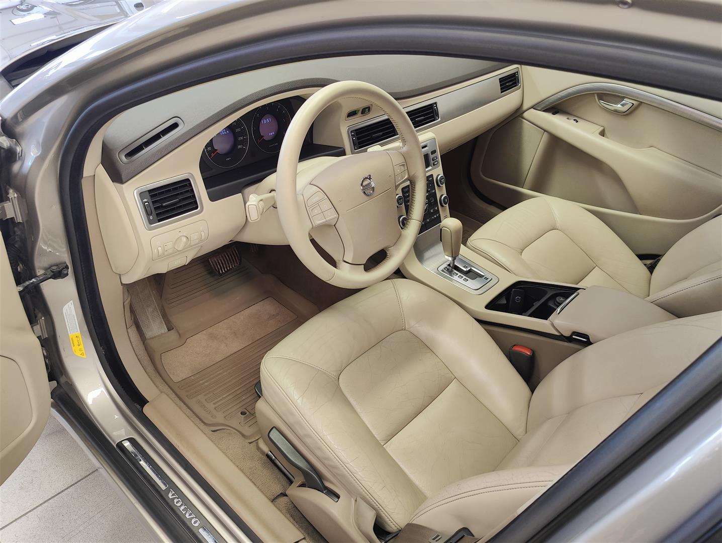 Volvo V70 2,4D D5 Momentum aut 2008, kuva 7/14
