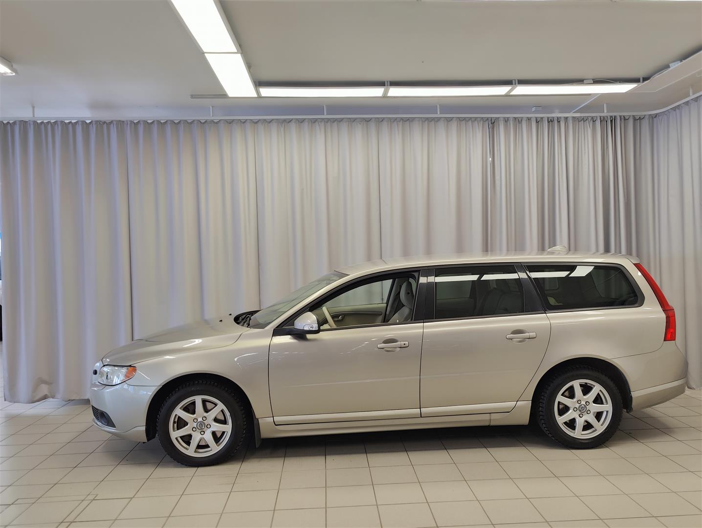 Volvo V70 2,4D D5 Momentum aut 2008, kuva 3/14