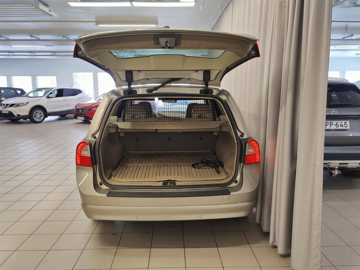 Volvo V70 2,4D D5 Momentum aut 2008, kuva 6/14