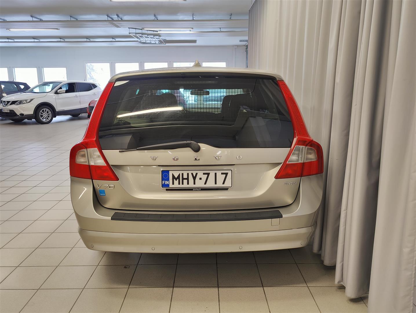 Volvo V70 2,4D D5 Momentum aut 2008, kuva 5/14
