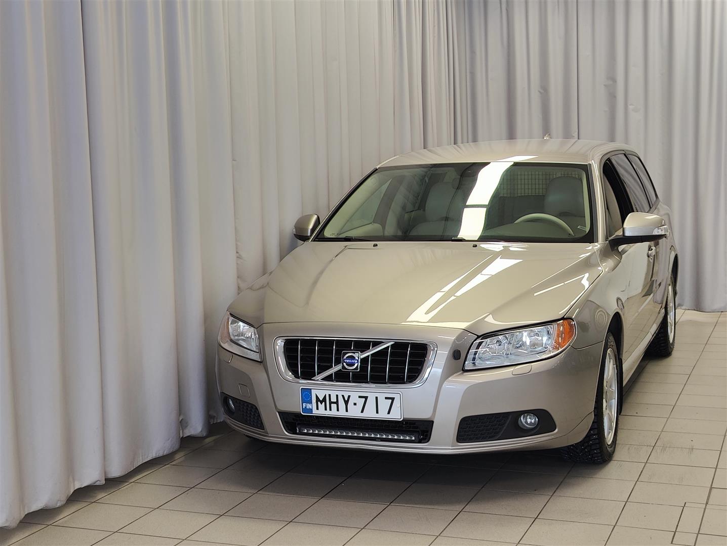 Volvo V70 2,4D D5 Momentum aut 2008, kuva 2/14