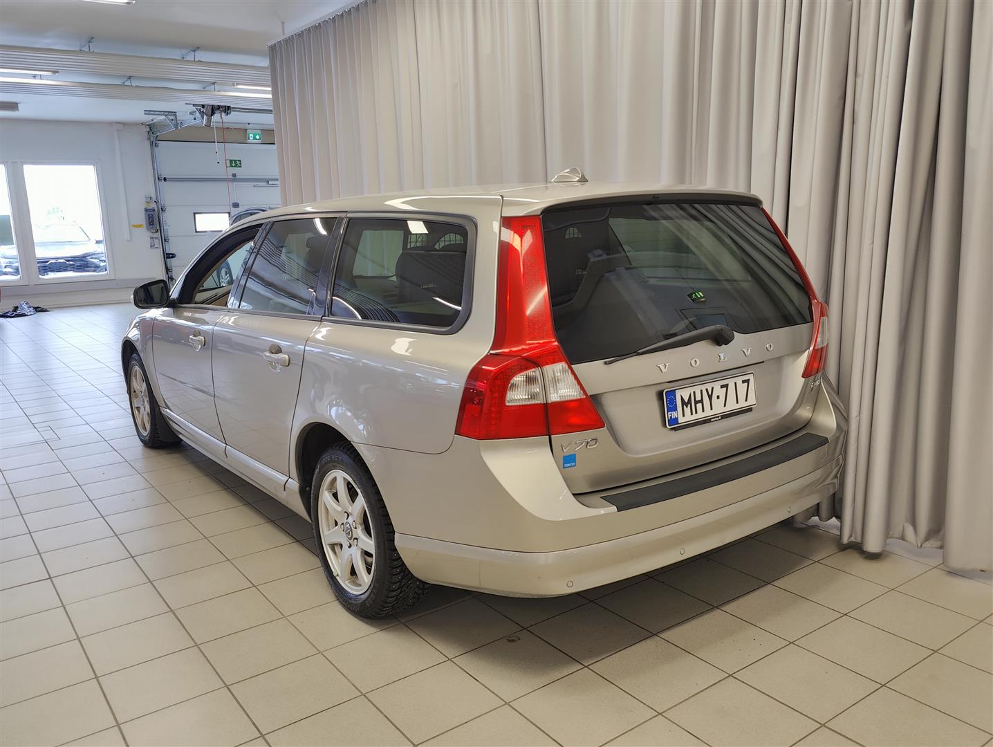 Volvo V70 2,4D D5 Momentum aut 2008, kuva 4/14