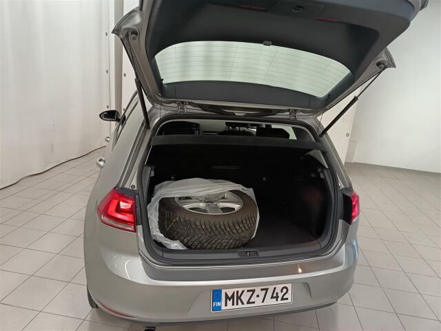 VOLKSWAGEN Golf 2012 Highline 1,6 TDI 77 kW (105 hv) BlueMotion Technology DSG-automaatti 4-ovinen
