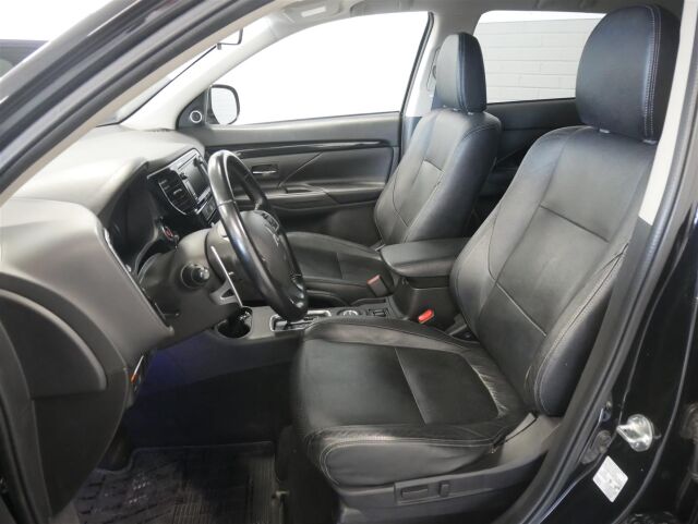 MITSUBISHI Outlander 2014 2,2 DI-D Instyle NAVI AT 4WD 7P / Kauko-Webasto / Adapt.vakkari / Rockford-hifit / Navi / Vetokoukku