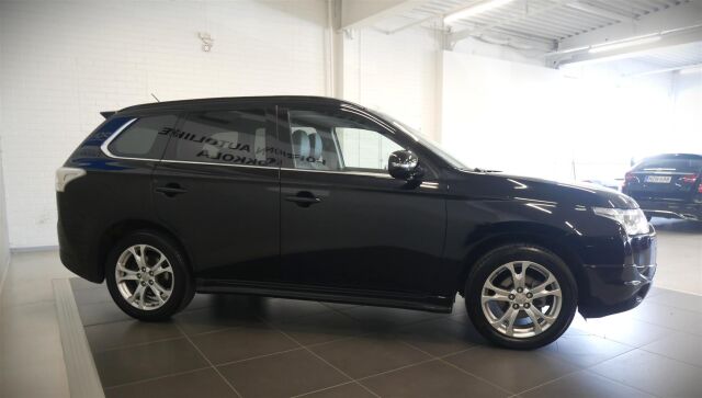 MITSUBISHI Outlander 2014 2,2 DI-D Instyle NAVI AT 4WD 7P / Kauko-Webasto / Adapt.vakkari / Rockford-hifit / Navi / Vetokoukku