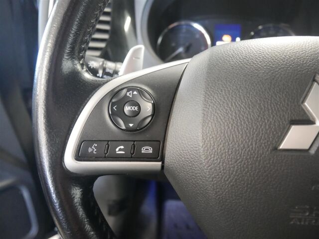 MITSUBISHI Outlander 2014 2,2 DI-D Instyle NAVI AT 4WD 7P / Kauko-Webasto / Adapt.vakkari / Rockford-hifit / Navi / Vetokoukku