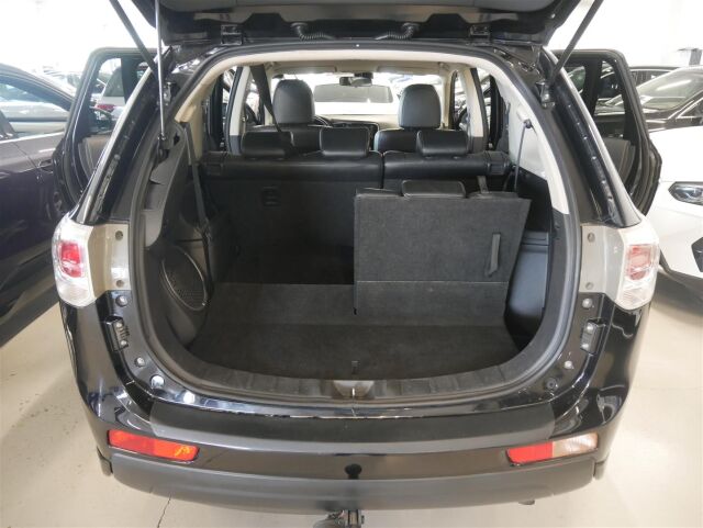 MITSUBISHI Outlander 2014 2,2 DI-D Instyle NAVI AT 4WD 7P / Kauko-Webasto / Adapt.vakkari / Rockford-hifit / Navi / Vetokoukku