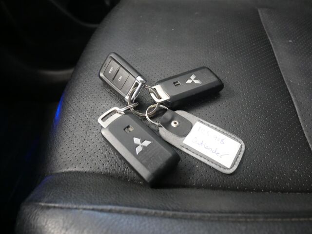 MITSUBISHI Outlander 2014 2,2 DI-D Instyle NAVI AT 4WD 7P / Kauko-Webasto / Adapt.vakkari / Rockford-hifit / Navi / Vetokoukku