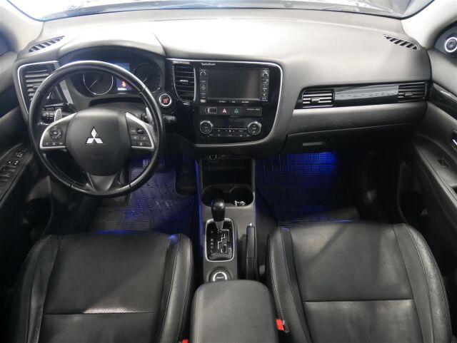MITSUBISHI Outlander 2014 2,2 DI-D Instyle NAVI AT 4WD 7P / Kauko-Webasto / Adapt.vakkari / Rockford-hifit / Navi / Vetokoukku