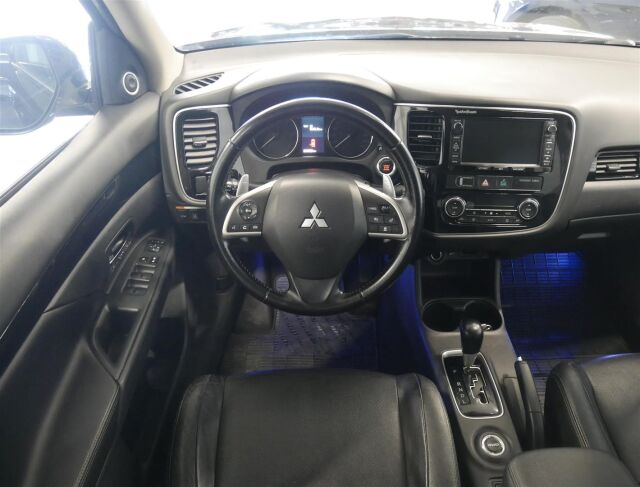 MITSUBISHI Outlander 2014 2,2 DI-D Instyle NAVI AT 4WD 7P / Kauko-Webasto / Adapt.vakkari / Rockford-hifit / Navi / Vetokoukku