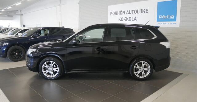MITSUBISHI Outlander 2014 2,2 DI-D Instyle NAVI AT 4WD 7P / Kauko-Webasto / Adapt.vakkari / Rockford-hifit / Navi / Vetokoukku