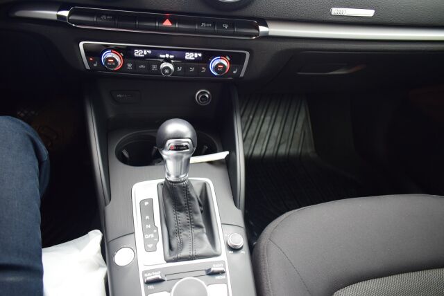 AUDI A3 2017 Sportback First Edition Business 1,4 TFSI COD 110 kW ultra S tronic