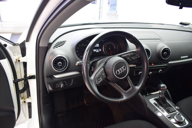 AUDI A3 2017 Sportback First Edition Business 1,4 TFSI COD 110 kW ultra S tronic