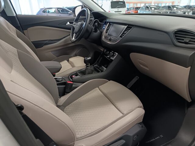 OPEL Grandland X 2017 Innovation 1,2 Turbo ECOTEC Start/Stop 96 kW MT6**SUPERHIENO KAIKILLA MAUSTEILLA**