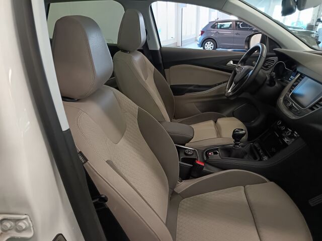 OPEL Grandland X 2017 Innovation 1,2 Turbo ECOTEC Start/Stop 96 kW MT6**SUPERHIENO KAIKILLA MAUSTEILLA**