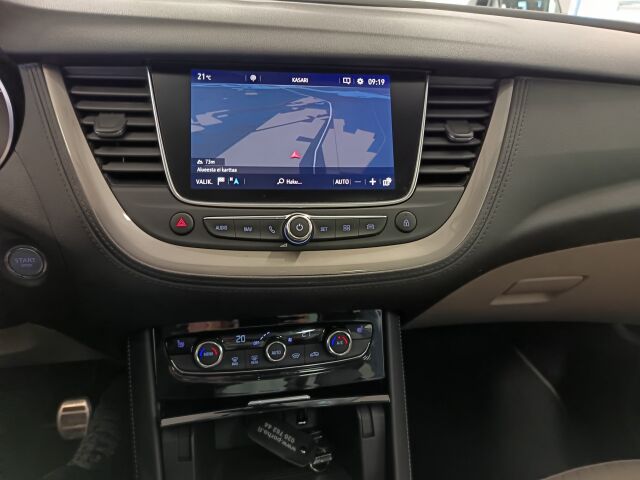 OPEL Grandland X 2017 Innovation 1,2 Turbo ECOTEC Start/Stop 96 kW MT6**SUPERHIENO KAIKILLA MAUSTEILLA**